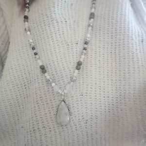 Mala labradorite, howlite, onyx blanc, magnétite
